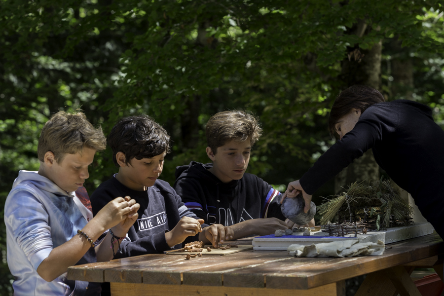 Ateliers de la préhistoire au musée de la préhistoire du vercors pour un groupe d'enfants
