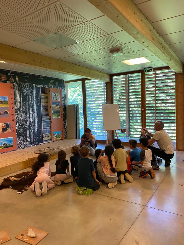 Ateliers de la préhistoire au musée de la préhistoire du vercors pour un groupe d'enfants