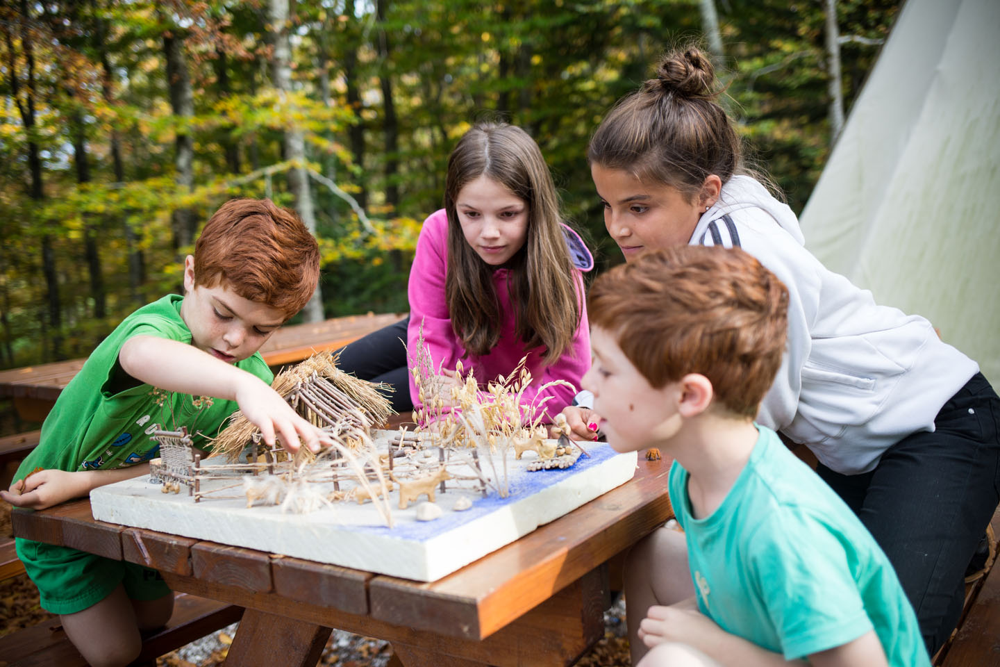 Ateliers de la préhistoire au musée de la préhistoire du vercors pour un groupe d'enfants